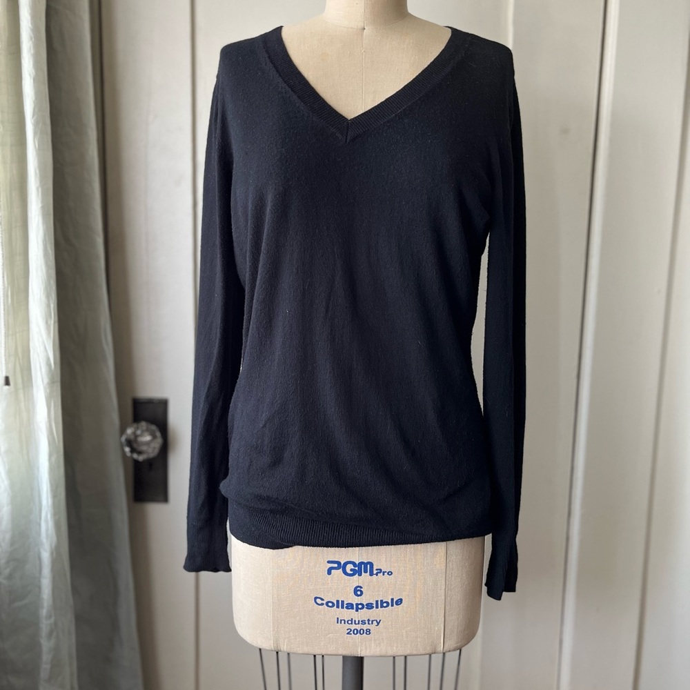 Worthington lightweight Black V-Neck size Medium